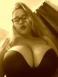 Webcam model GIANT_BOOBS from Cams