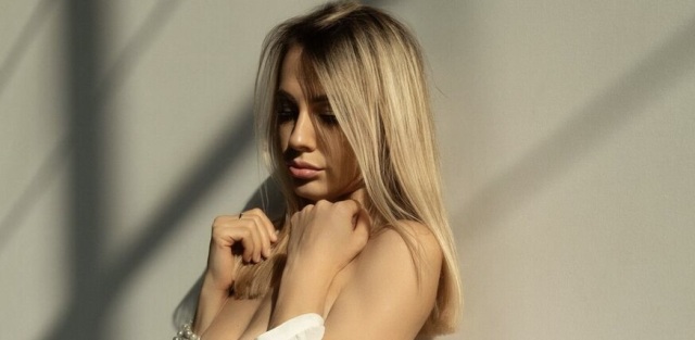 AnnettaLove on Cams.com