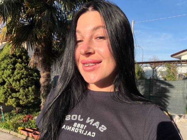 ArianaDarkk on Cams.com