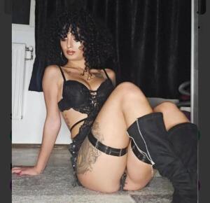 Avelynee on Cams.com