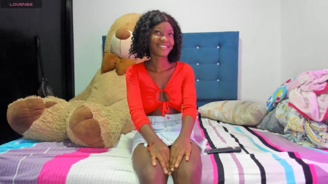 Bunniesx19 on Cams.com