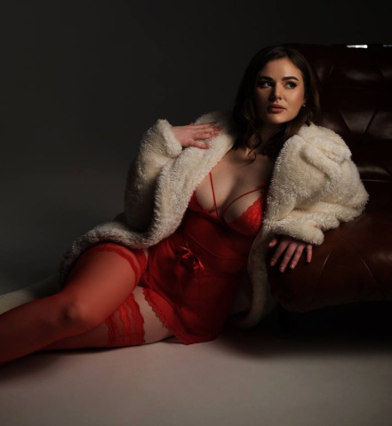 CarolynLoviie on Cams.com