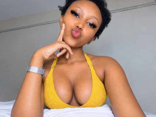 CreamyShaz on Cams.com