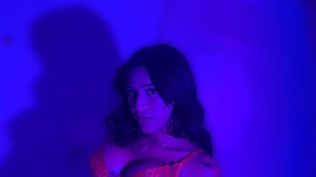 EmmaLlinares04 on Cams.com