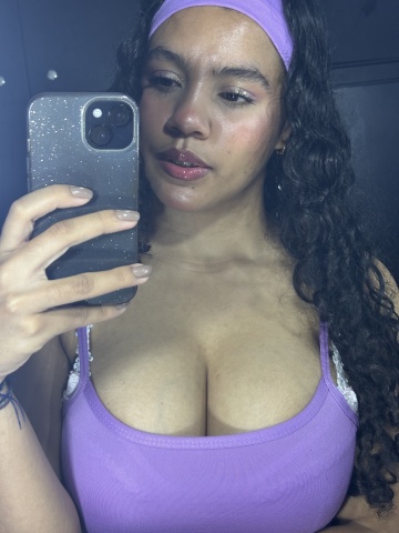 Lauradani on Cams.com