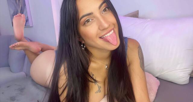 MaddiieHoney on Cams.com
