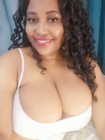 Missbusty_45 on Cams.com