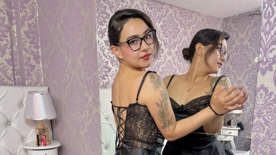 NaomiLor on Cams.com