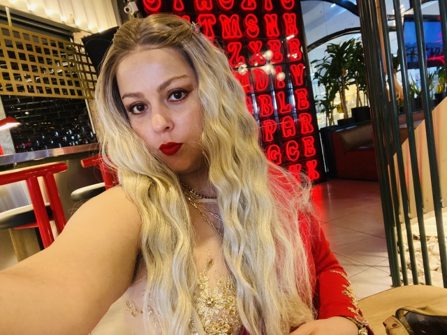 SamanthaGold on Cams.com