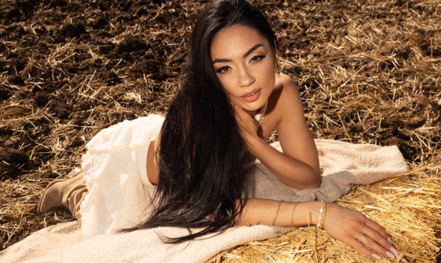 VivienneStark on Cams.com