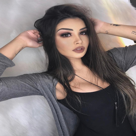 littlesara21 on Cams.com